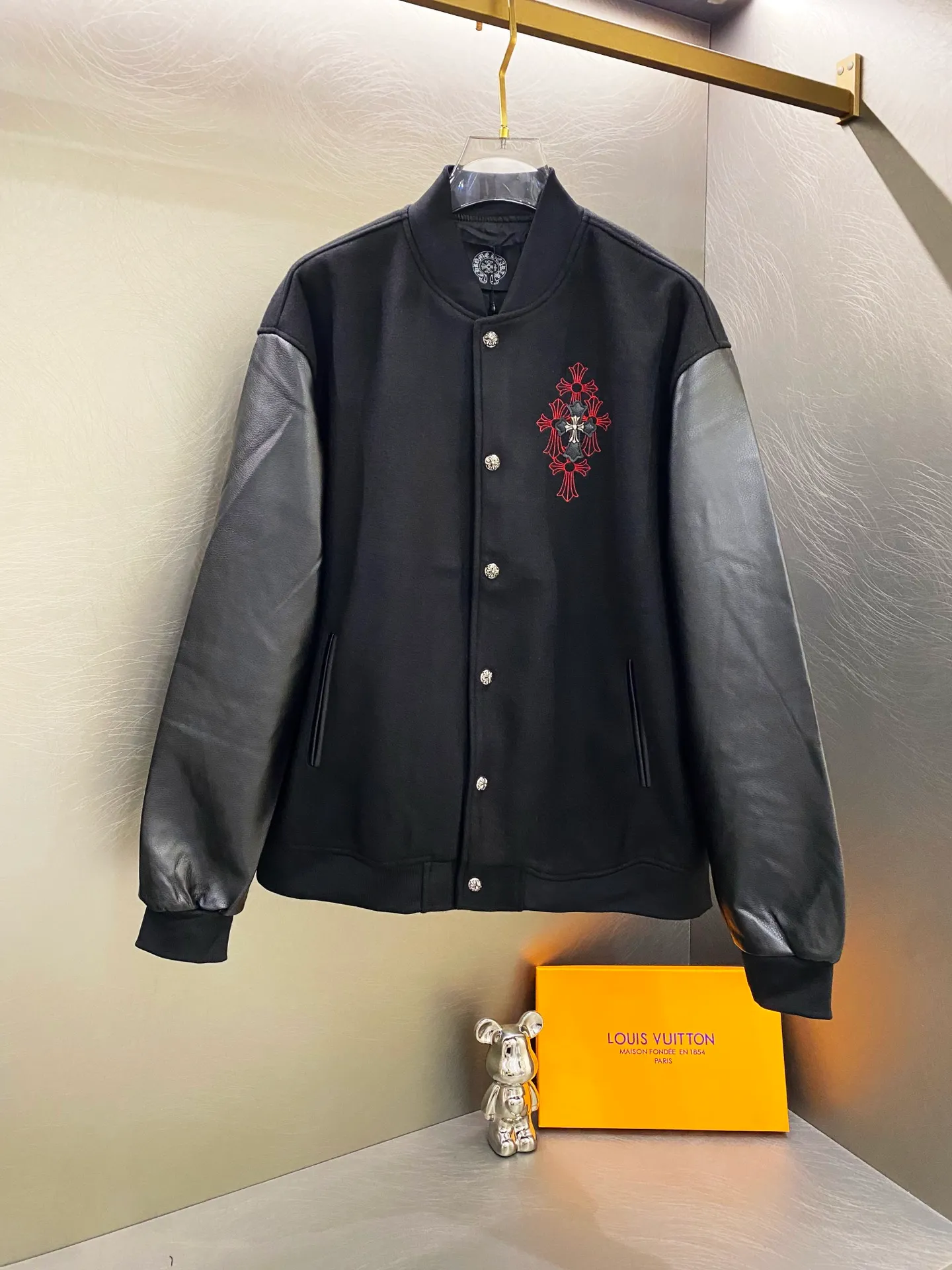 P410 Chromehearts New Crow Heart Horseshoe Cross Baseball Jacket Customized Woolen Fabric Spliced PU Leather Sleeves Heavy Design Exclusive Customized Cross Metal Decoration Full of Dark Style 🔥 Loose Fit Very Handsome for Men and Women Red Label Cross Size: S M L XL (176 145 wear M) S M L 75 77 Sleeve length 65 66 67 68 Shoulder width 54 55 56 57